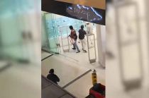 Las imágenes captadas por unos usuarios del centro comercial muestran a unos sujetos rompiendo vitrinas de la tienda.