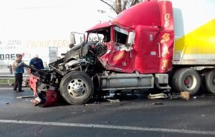 Choque entre un tráiler y un camión de carga deja dos heridos