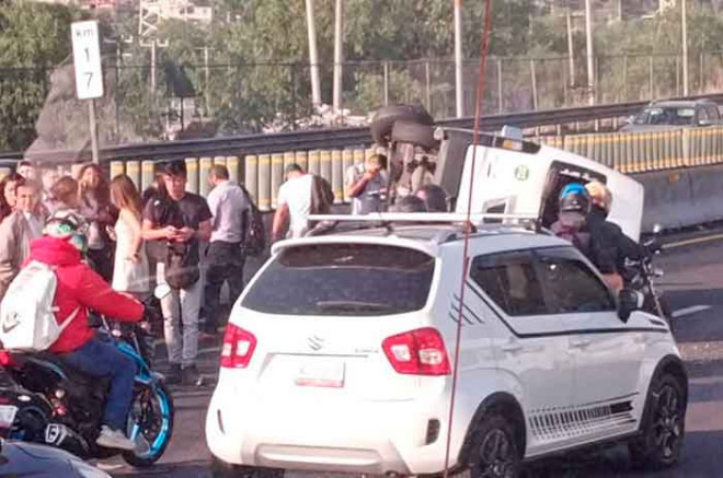 #Video: Vuelca unidad de pasajeros en la México-Pachuca