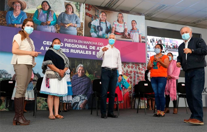 Entrega Del Mazo Centro Regional de Atención a Mujeres Rurales e Indígenas