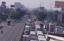 Bloquean cuatro autopistas; denuncian extorsiones de agentes ministeriales