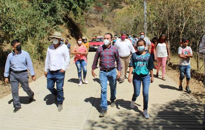 Acompañado de regidores, el munícipe inauguró la pavimentación de una avenida de concreto hidráulico