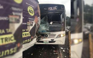 Un camión quedó atravesado, bloqueando todos los carriles de baja velocidad.