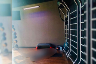 Cuerpo en el área de estiramiento del gimnasio