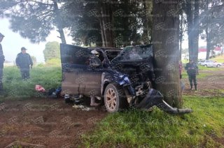 Una camioneta Volkswagen Amarok se estrelló contra un árbol en la carretera Monumento-Valle de Bravo, en Villa de Allende.