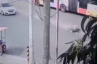 #Video: ¡Brutal! Auto impacta a hombre y sale volando, en #Edoméx