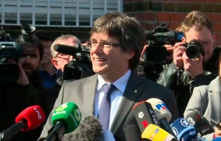 Puigdemont exige liberación de presos políticos catalanes