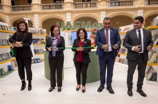 Martha Patricia Zarza Delgado, rectora de la UAEMéx, encabeza el corte de listón inaugural de la Feria Universitaria del Libro en el Edificio de Rectoría.