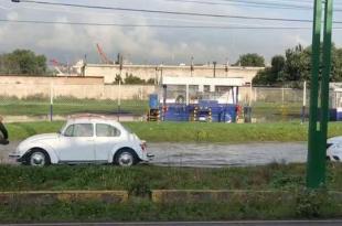 Los vehículos compactos van a vuelta de rueda.