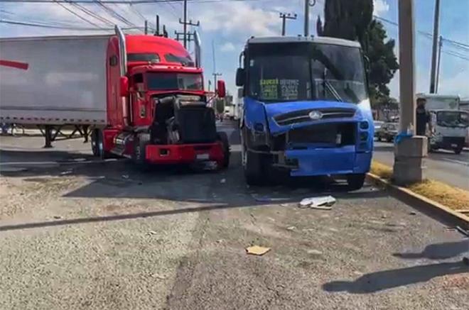 Por causa de este suceso la vialidad en dirección a la terminal aérea se encuentra bloqueada en el carril lateral