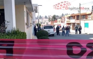 Hallan a policía muerto en patrulla, frente a la casa del alcalde de Almoloya de Juárez