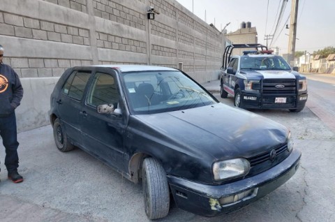 Vehículo asegurado durante la detención de la menor implicada en robo con violencia