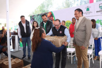 Vilchis entrega apoyos a familias en la Expo de Zinacantepec