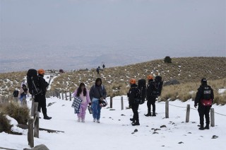 En 12 ocasiones, en coordinación con autoridades municipales y federales, se solicitó a visitantes desalojar las áreas protegidas, debido a las bajas temperaturas que se presentaron en el lugar.