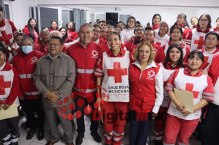 Voluntarios de la Cruz Roja Toluca–Metepec durante la ceremonia de reconocimiento