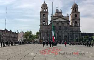 Alfredo Del Mazo Maza y el gabinete de secretarios estatales, asistieron a la ceremonia en la Plaza de Los Mártires
