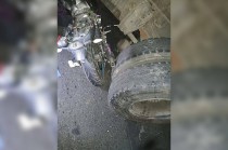 La víctima, de entre 20 y 25 años edad, vestía ropa negra y portaba una mochila. A pesar de la llegada de paramédicos de Protección Civil, se confirmó su fallecimiento en el lugar.