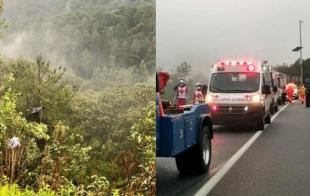 Un vehículo compacto salió del camino y cayó por un barranco de aproximadamente 30 metros de profundidad