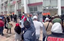 Los vecinos acusaron al presidente municipal, Daniel Serrano Palacios, de Morena, de imponer restricciones que afectan la economía local y de recurrir a la fuerza pública para acallar las protestas.