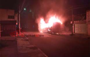 Un autobús de pasajeros de la línea Temoayenses fue apedreado y quemado por vecinos de San Cristobal Huichochitlán luego de que atropelló una menor