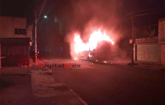 Un autobús de pasajeros de la línea Temoayenses fue apedreado y quemado por vecinos de San Cristobal Huichochitlán luego de que atropelló una menor