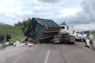 Personal especializado utilizó una grúa para realizar las maniobras correspondientes y reincorporar el contenedor a la plataforma del tráiler.