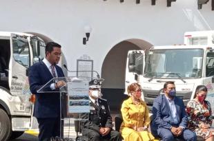 El alcalde entregó las llaves de 30 patrullas pickup.