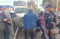 #Edoméx: Transportistas intentan liberar de corralón unidades y agreden a policías
