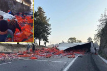 Ciudadanos -incluidos niños, adultos mayores y mujeres con bebés en brazos- comenzaron a saquear la mercancía esparcida sobre la carpeta asfáltica.