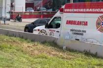 La policía estatal fue alertada del hombre tirado la orilla de la vía rápida