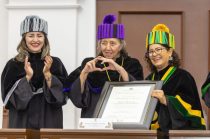 Entrega del Doctorado Honoris Causa a Marcela Lagarde durante la ceremonia realizada en el Aula Magna.