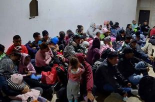Llevaron a los migrantes rescatados al Auditorio Municipal de Chicoloapan, donde se les proporcionó alimentos, cobijas y atención médica.