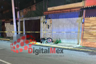 De acuerdo con los primeros reportes, la motocicleta terminó derrapando sobre la avenida Gómez Farías, en la esquina con Vicente Guerrero.