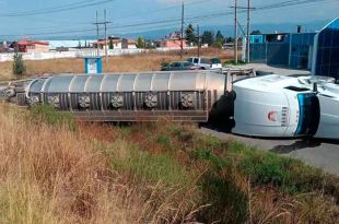 El conductor perdió el control al descender por un puente la tarde de este martes.