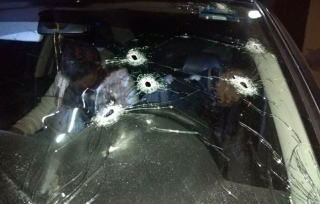 Rafaguean a tres hombres desde un auto en marcha, en Ecatepec