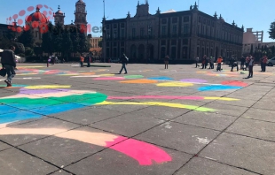 Colorean la Plaza de los Mártires en Toluca