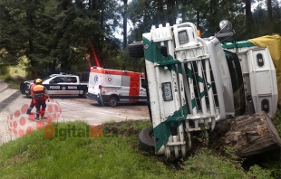 Vuelca camión cargado de tomate en la Toluca-Sultepec