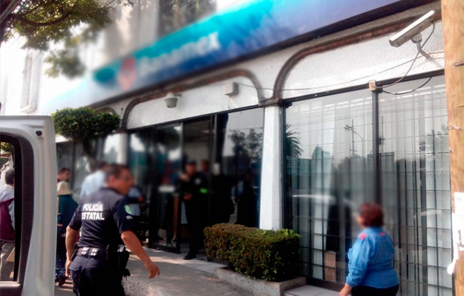 Comando armado asalta banco en Coacalco