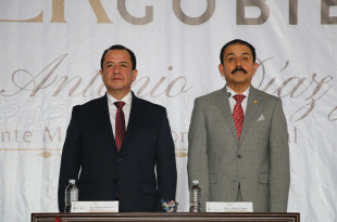 Marco Antonio Díaz Juárez, presidente municipal de Coatepec Harinas, acompañado de Miguel Ángel Hernández, secretario de Educación del Estado de México, durante la presentación del Primer Informe de Gobierno.
