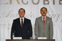 Marco Antonio Díaz Juárez, presidente municipal de Coatepec Harinas, acompañado de Miguel Ángel Hernández, secretario de Educación del Estado de México, durante la presentación del Primer Informe de Gobierno.