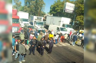 Un gran número de automovilistas quedaron atrapados en el asentamiento vehicular con dirección a la Ciudad de México, durante la protesta de los colonos de San Juan Iztacala, Nueva Iztacala y Prados Iztacala.