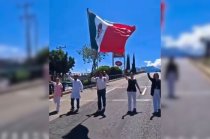 Trabajadores del IMSS marchan sobre Paseo Tollocan, en Toluca, con una bandera de México, durante la protesta para exigir mejores salarios y condiciones laborales.