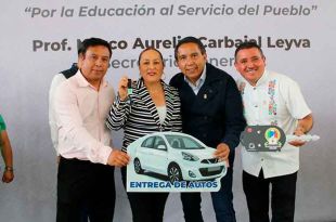 Celebración de la entrega de 139 automóviles Nissan March por las rifas conmemorativas del Día del Maestro.