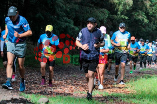 El paquete del corredor incluye medalla, playera conmemorativa y servicios integrales como hidratación, guardarropa, música en vivo y atención médica