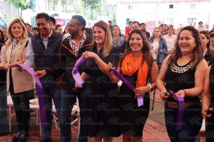 Autoridades municipales y organizadoras realizan el corte de listón durante la inauguración de la Feria de las Mujeres “Transformando su Vida” en Toluca.