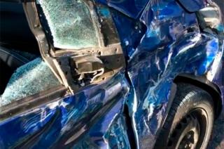 El autobús impactó el costado derecho del Bet causándole daños
