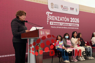 Delfina Gómez Álvarez, acompañada de Karina Labastida Sotelo, encabezó el Trenzatón 2026 en Toluca.