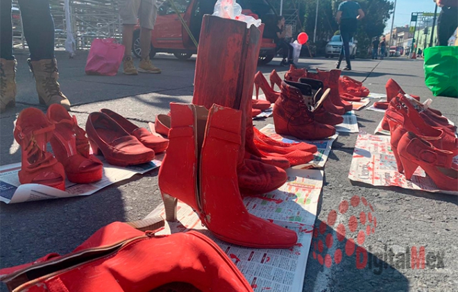 Al grito de #NiUnaMás y zapatos rojos, se manifiestan en #Toluca contra feminicidios