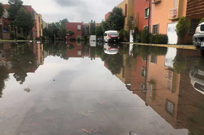 Inundaciones no cesan en fraccionamientos de Zumpango
