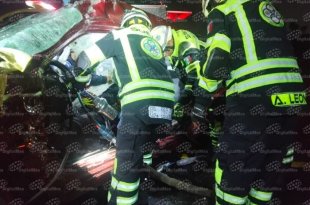 El vehículo quedó severamente dañado tras el choque frontal contra un tráiler ocurrido en la autopista Lerma–Tres Marías, en San Mateo Atenco.